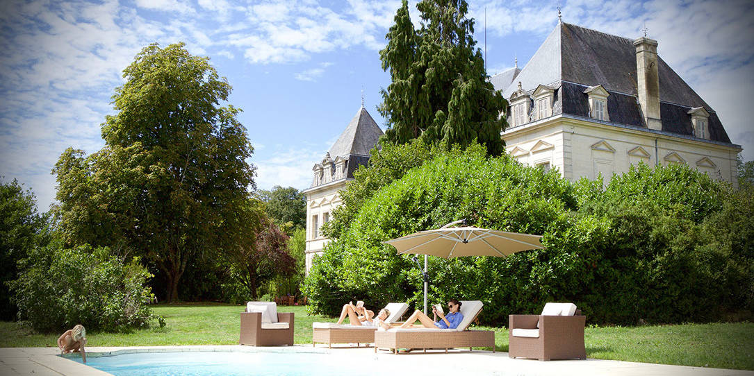 Pool-towards-chateau_5d903750c8ea0decbdbe173e819f36a7